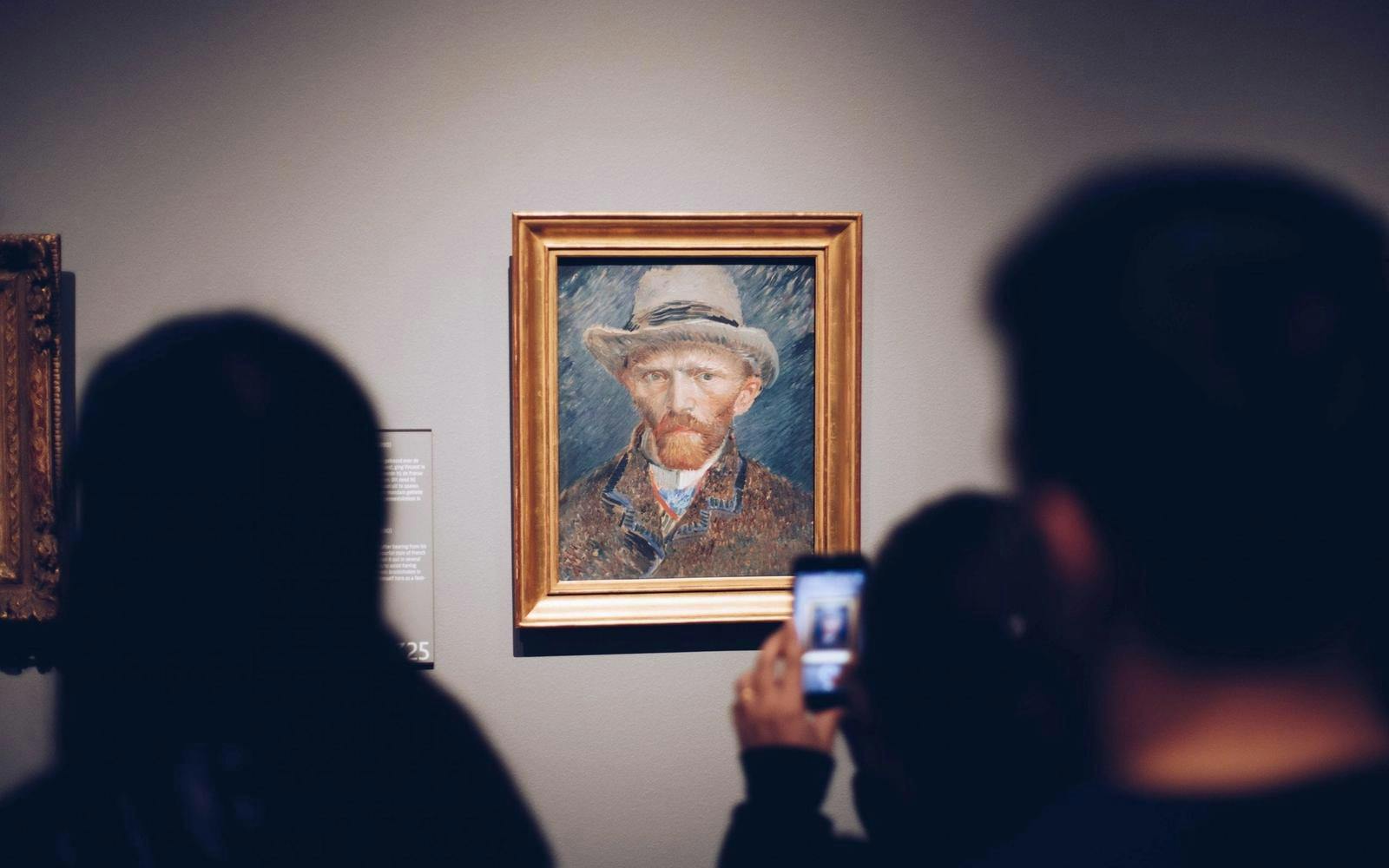 Folk som tar bilde av Van Goghs selvportrett