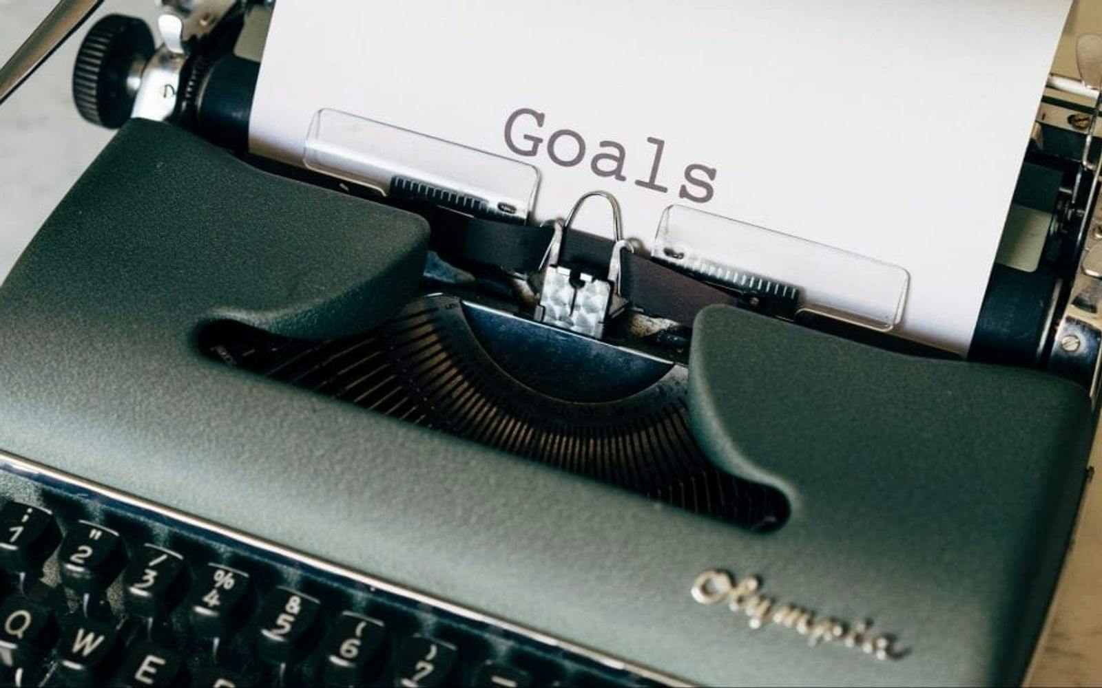 Skrivemaskin med "Goals" skrevet på papiret