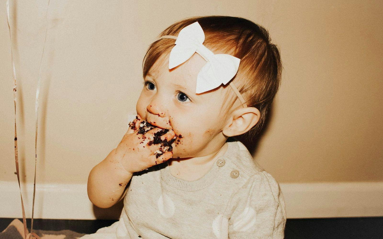 Et lite barn som spiser mye sjokolade