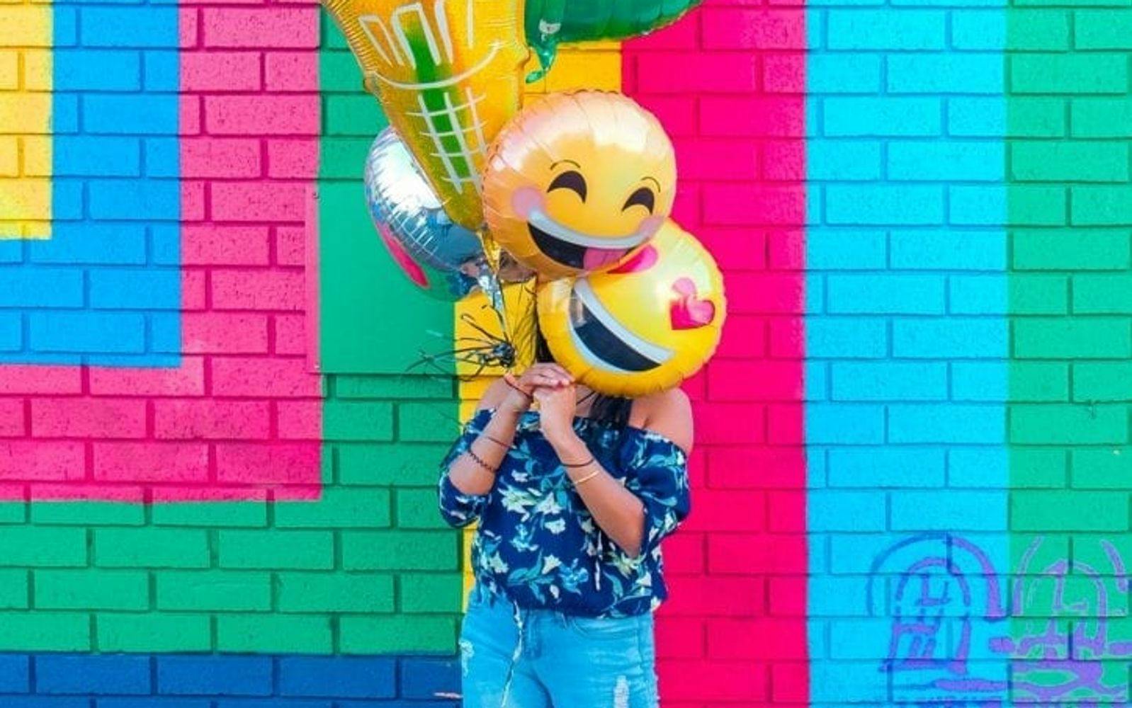 Kvinne med gassballonger