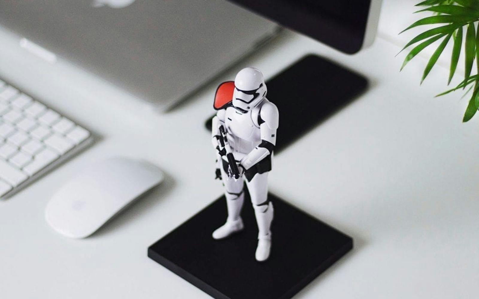 En Stormtrooper-figur som står ved en datamaskin