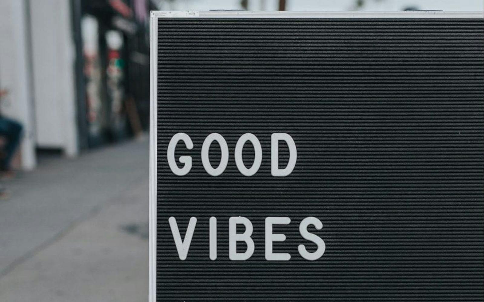 Skilt med teksten "good vibes only"