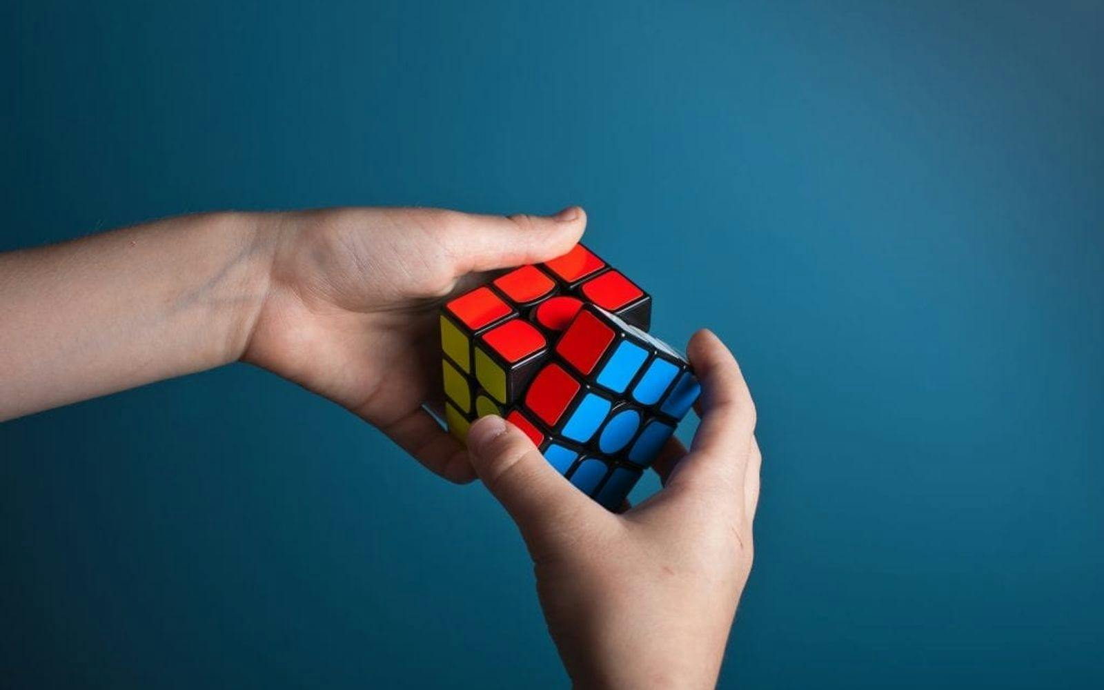 Hender som løser Rubik's Cube