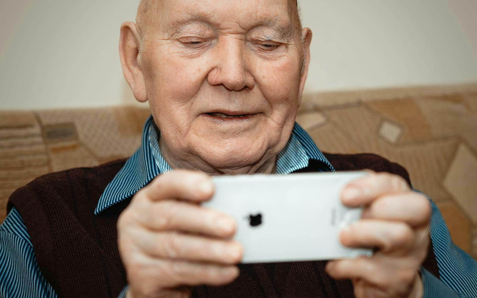 Eldre mann som ser på en iPhone
