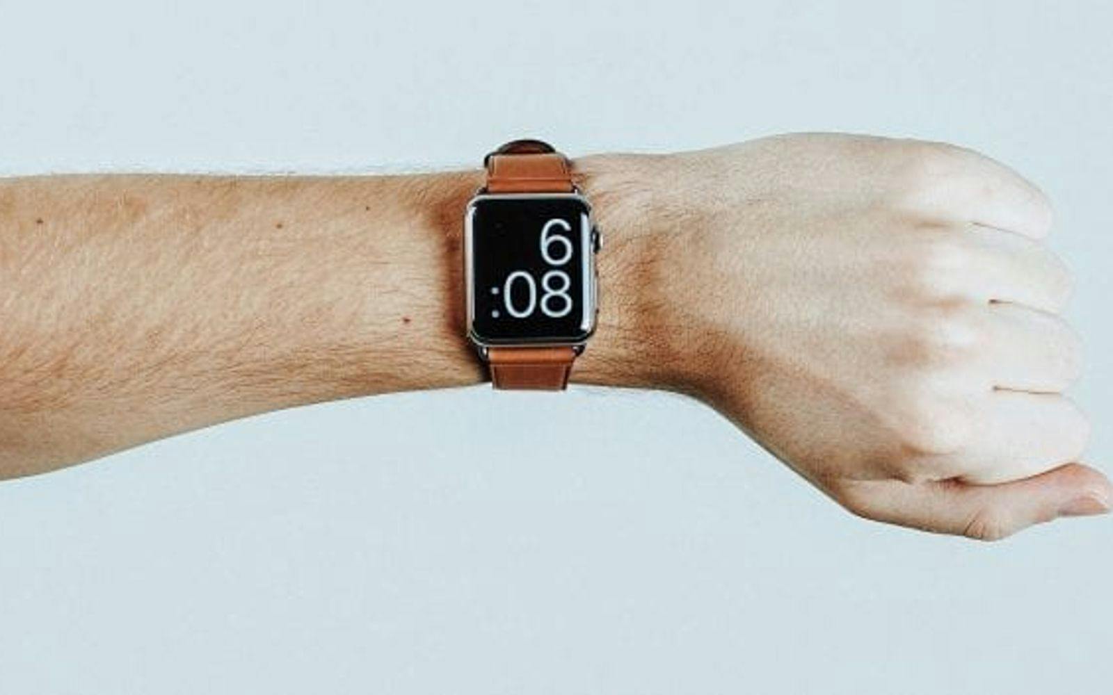 Et moderne armbåndsur på en vrist; spar tid med automasjon